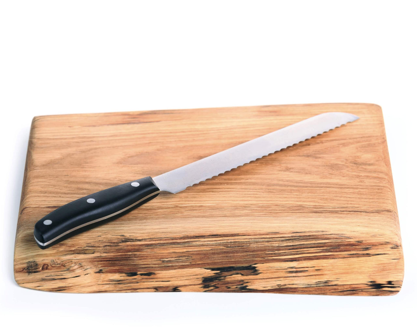 Rustikales Brotzeitbrett mit Baumkante in Handarbeit