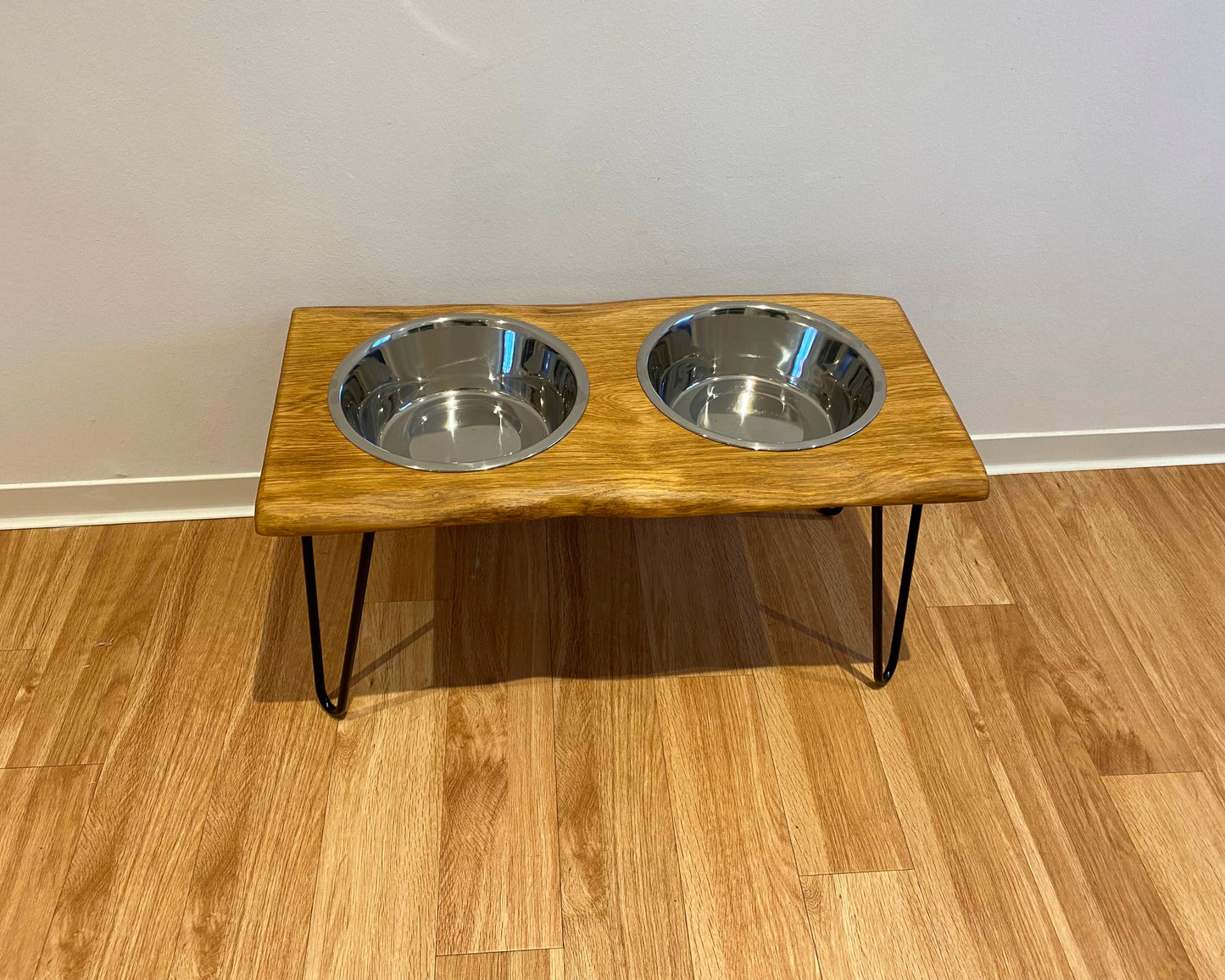 Futterstation aus Eichenholz Double mit Baumkante in Handarbeit