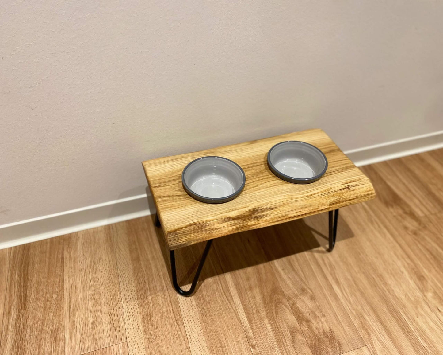 Futterstation mit Keramik Näpfen aus Eichenholz Double mit Baumkante in Handarbeit