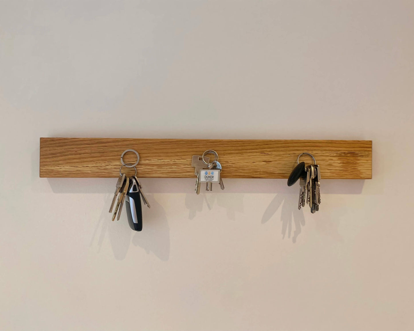 Magnetisches Schlüsselbrett aus massivem Eichenholz in Handarbeit