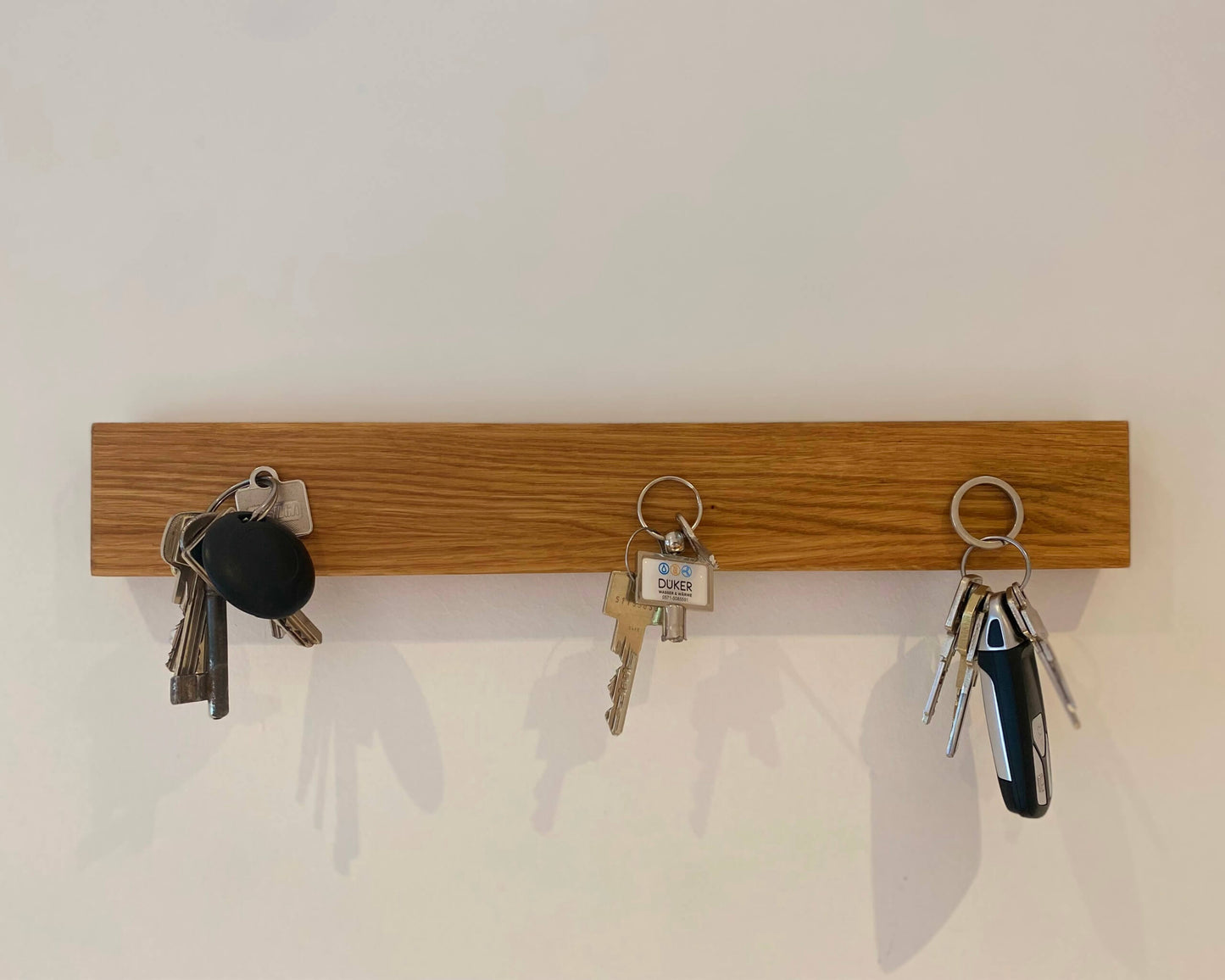 Magnetisches Schlüsselbrett aus massivem Eichenholz in Handarbeit