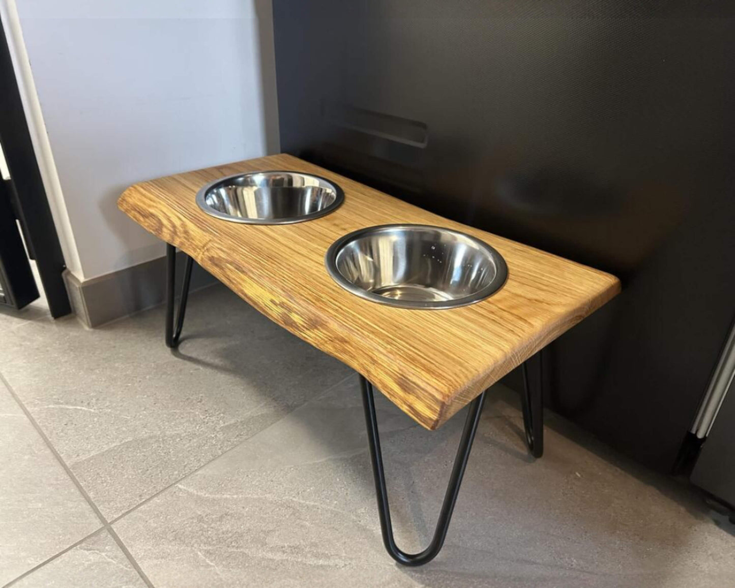 Futterstation aus Eichenholz Double mit Baumkante in Handarbeit