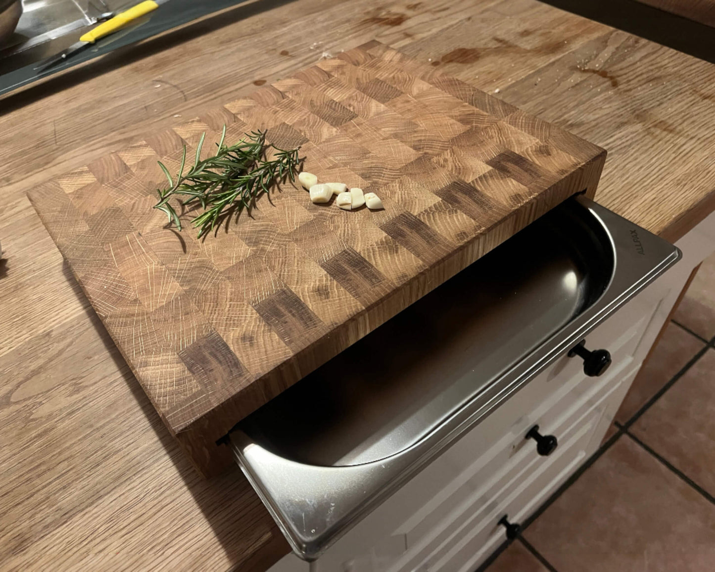 Eichenholz Stirnholz Schneidebrett mit Edelstahl Auffangschale in Handarbeit