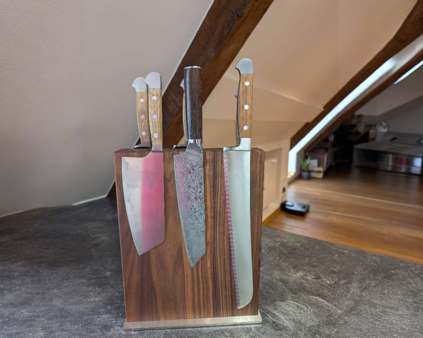 Magnetischer Messerblock aus Nussbaumholz in Handarbeit